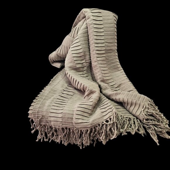 Ashley Furniture Pin Tuck Knit Throw Blanket Fringed 60" x 52" Mauve Lavender - Picture 1 of 11
